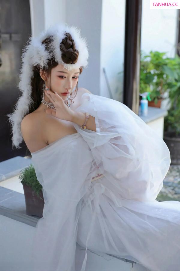   [XiuRen]高清写真图 2025.10.09 No.10843 金允希Yuki 低胸长裙第23张图片